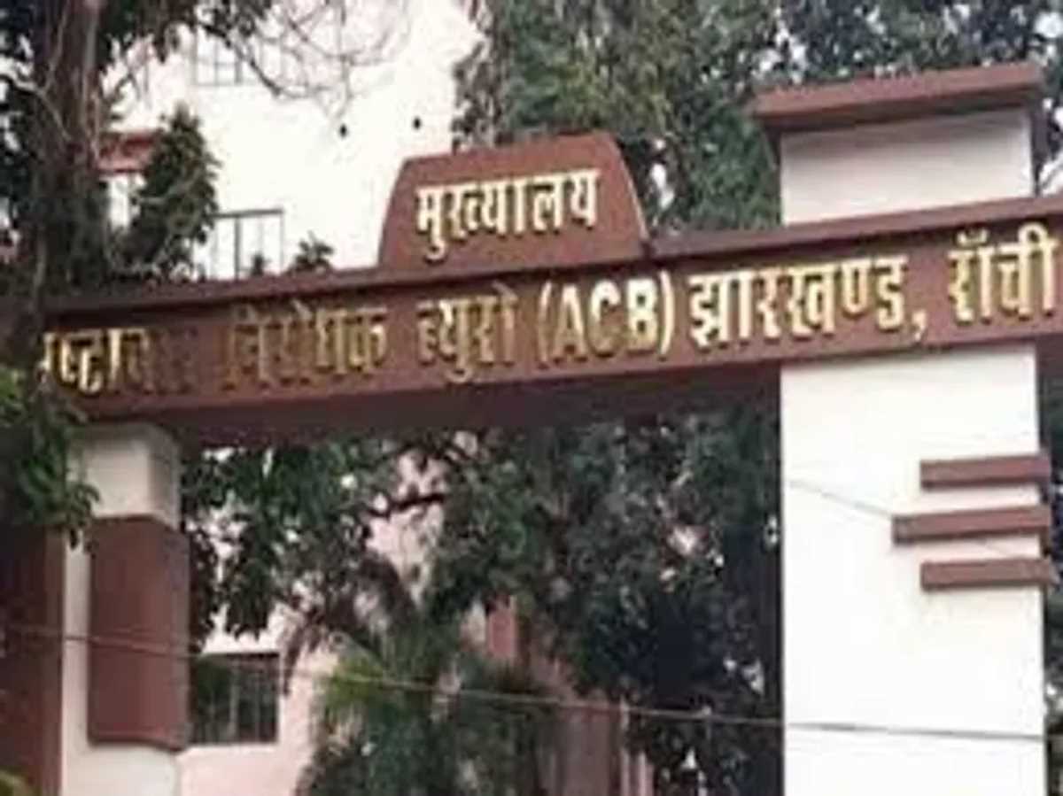 हजारीबाग एसडीओ के ठिकानों से 22 लाख नगद और जमीन के कई दस्तावेज जब्त